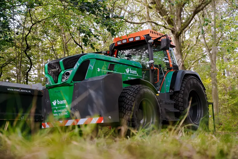De elektrische trekker van BAM in het bos