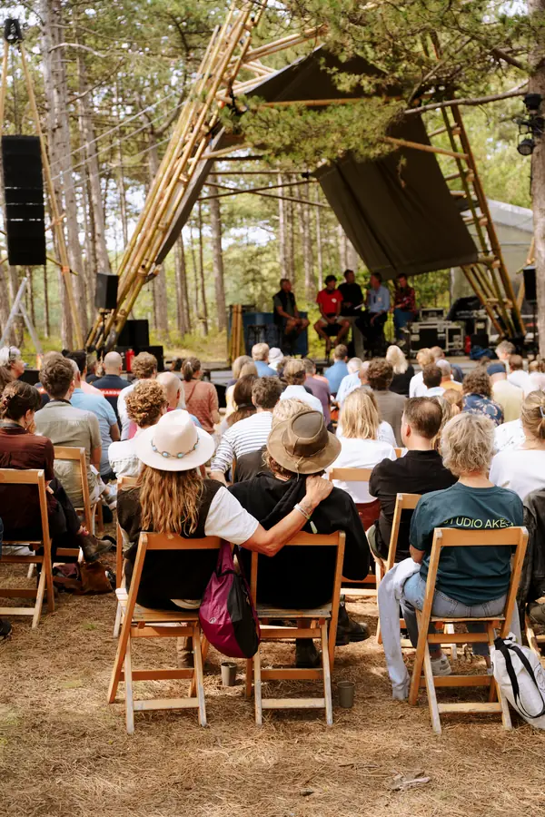 Publiek voor het podium met de bamboe constructie