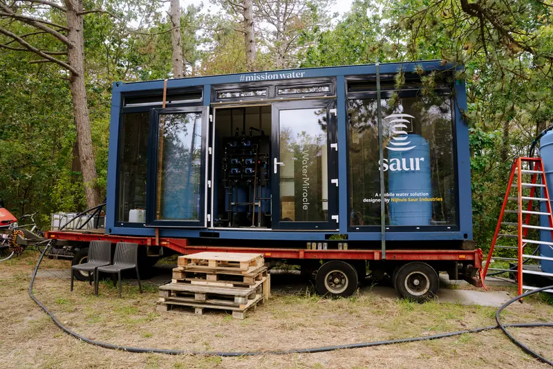 De mobiele waterzuivering van Nijhuis Saur op het festivalterrein